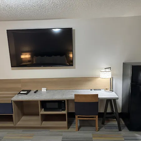 Bearcat Inn And Suites